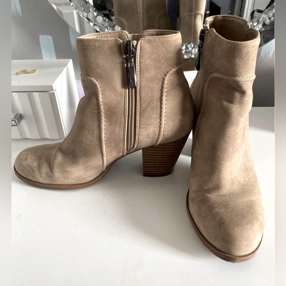 Vera Wang Ankle Boots. Size 8
